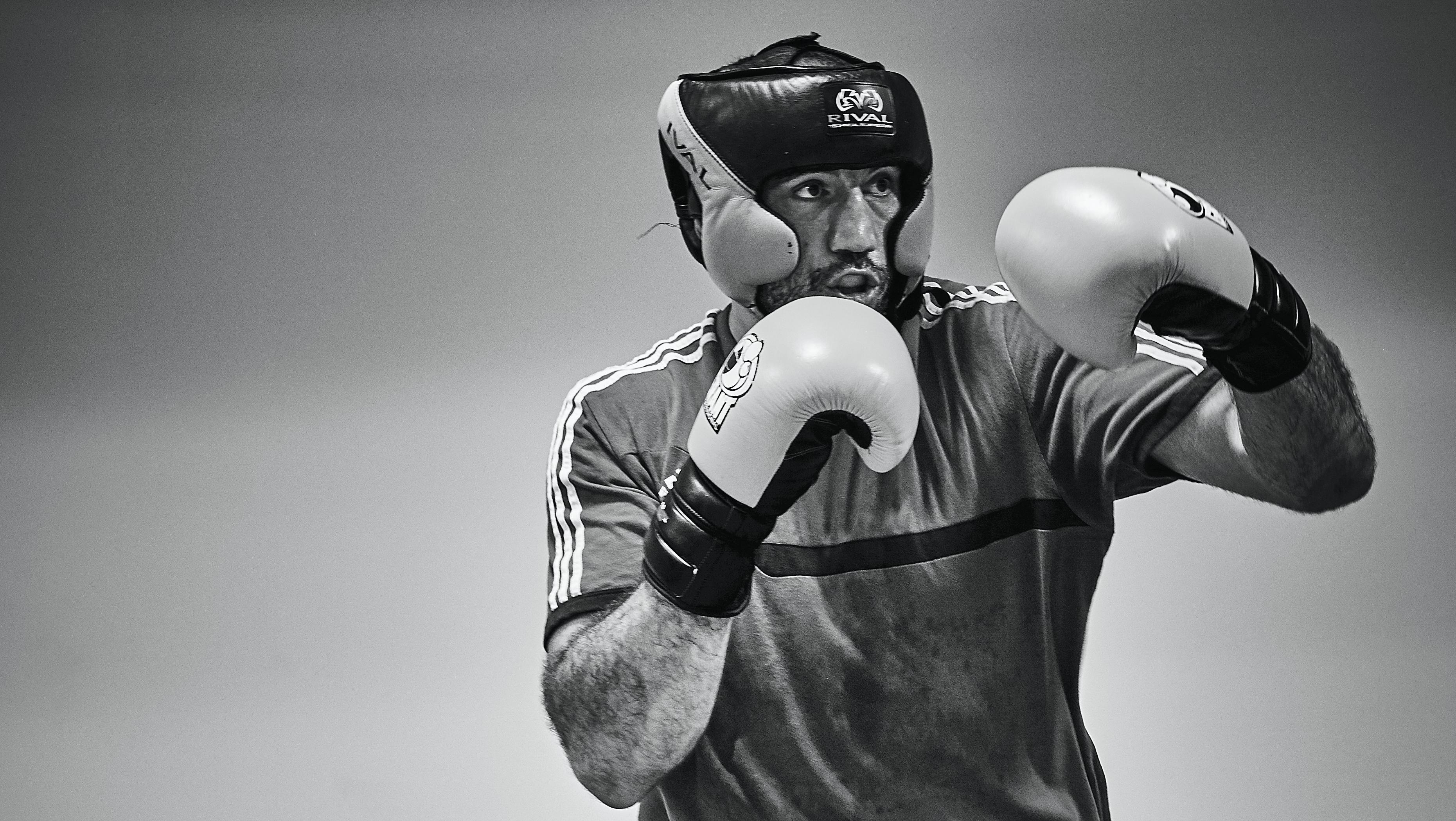 Photo in black and white of a boxer with gloves and his hands in a fighting position