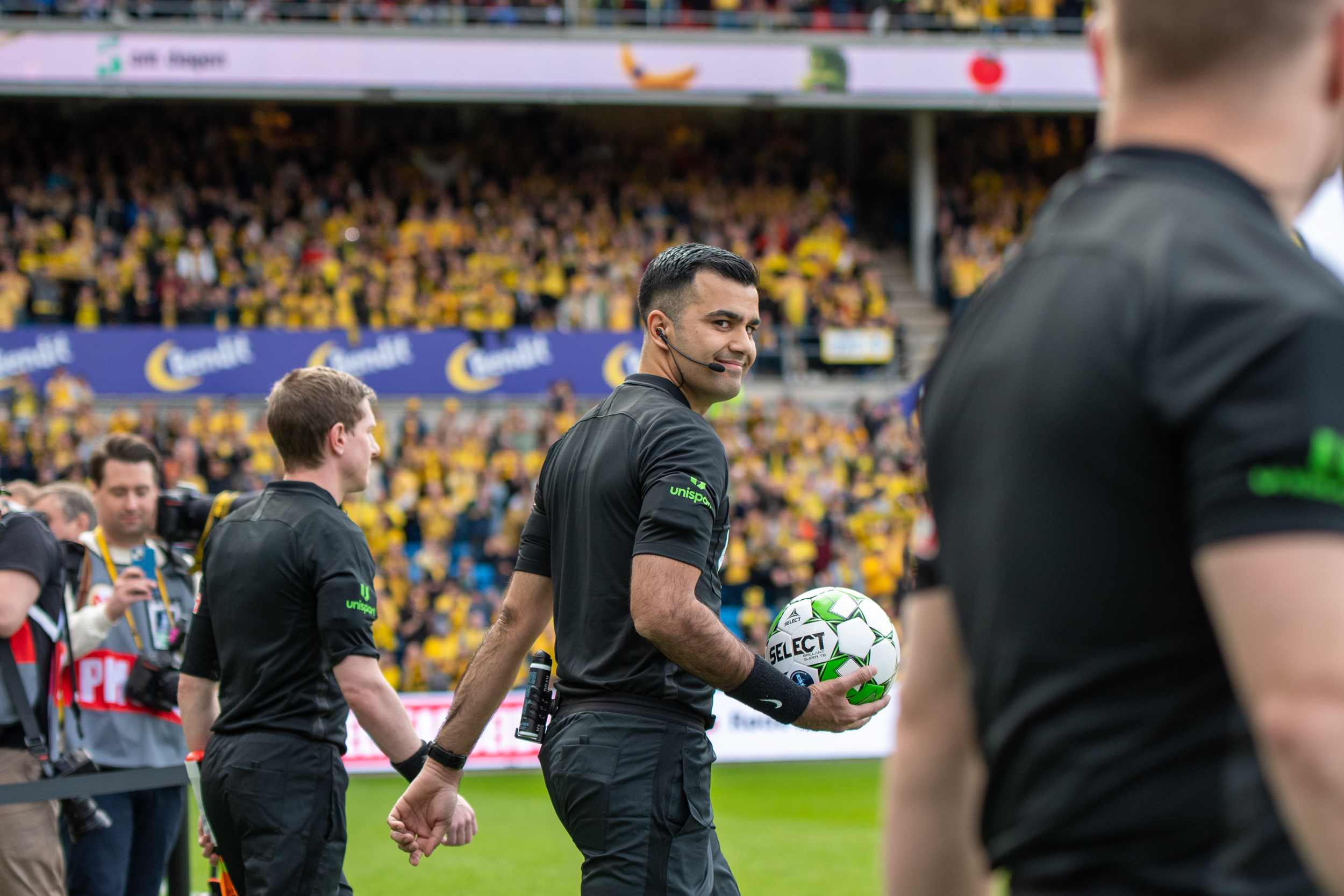 Referre entering the pitch